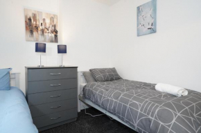 BIRMINGHAM COPLOW, 3 bedrooms house, with 6 beds, 2x doubles beds, 3x singles beds and 1 sofa-bed,sleeps people